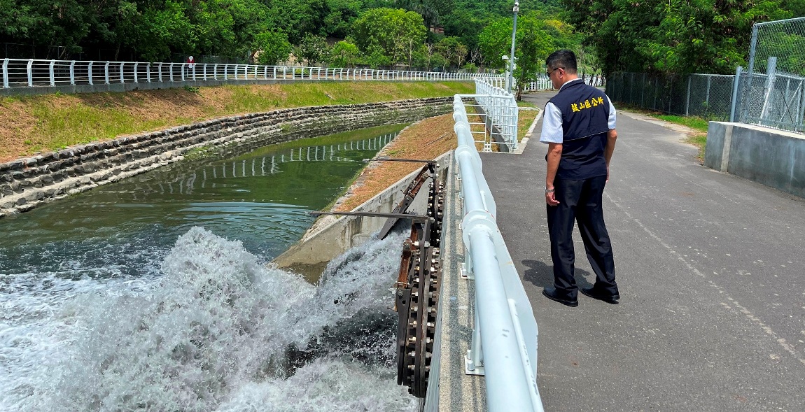 鼓山區公所視察抽水站抽水機運轉情形。 圖：高雄市民政局提供