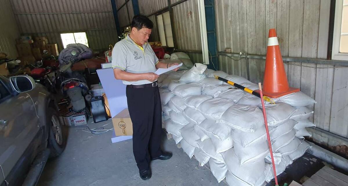 甲仙區公所檢視沙包整備情形。 圖：高雄市民政局提供