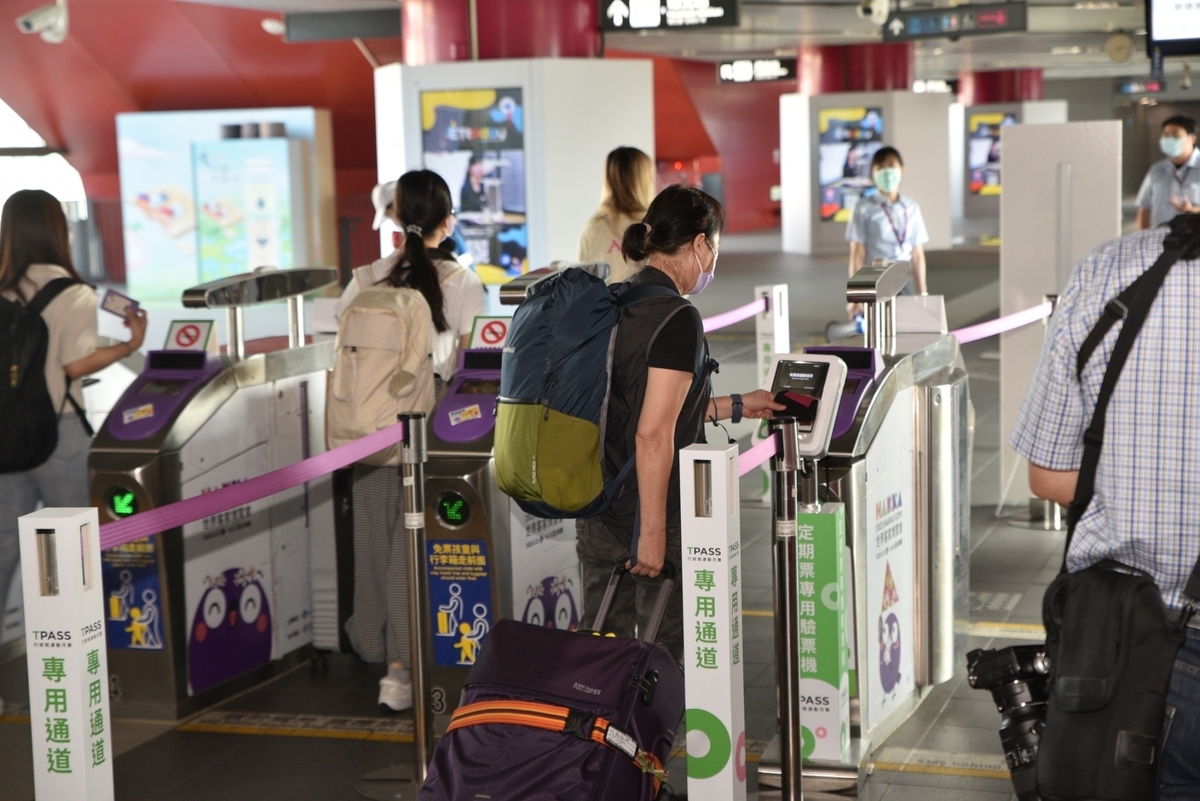自從北北基桃1200元月票上路後，讓桃園機場捷運運量持續升高，日運量已有兩次突破10萬人次，創下106年營運以來新高記錄。 圖：桃園大眾捷運股份有限公司／提供