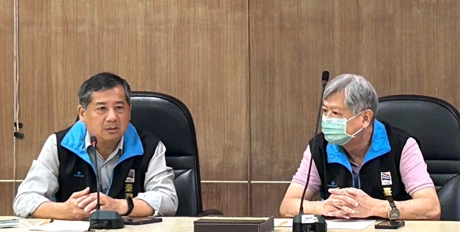 李賢義(右)親自坐鎮召開緊急應變會議。 圖：高雄港務分公司提供