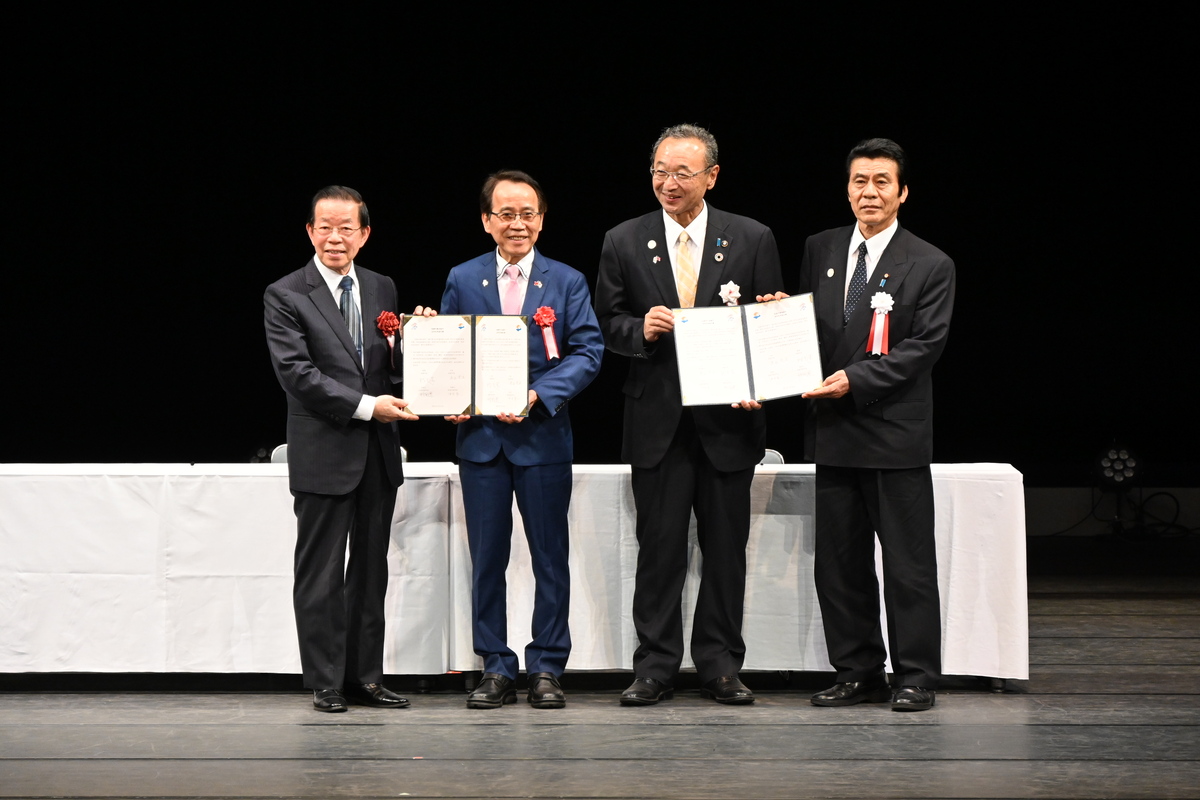 （左起）駐日代表處大使謝長廷、高雄市副市長林欽榮、佐渡市長渡邊龍五、佐渡市議長近藤和義於簽署合作署忘錄儀式紀念合影。 圖：文化部提供。