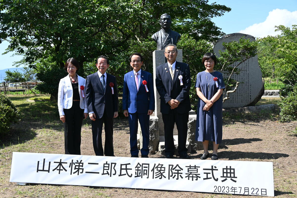 （左起）臺灣旅日舞蹈家若林素子、駐日代表處大使謝長廷、高雄市副市長林欽榮、佐渡市長渡邊龍五、臺灣文化中心主任王淑芳於山本悌二郎銅像揭幕式合影。 圖：文化部提供。