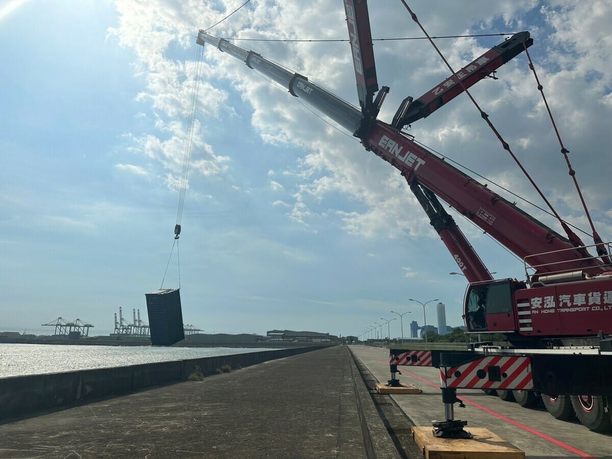 打撈天使輪漂流貨櫃作業與時間賽跑。 圖：高雄港務分公司提供
