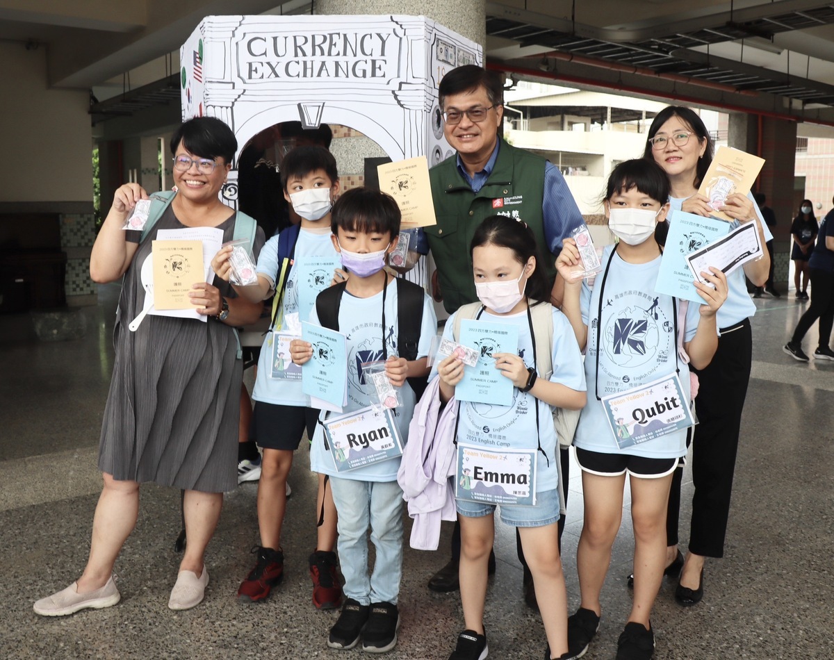 謝文斌(中)與小學生體驗雙語換匯。 圖：高雄市教育局提供