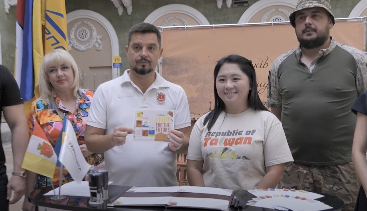 奧德薩郵政總局局長(左二)展示聯名郵票。 圖：台灣基進提供