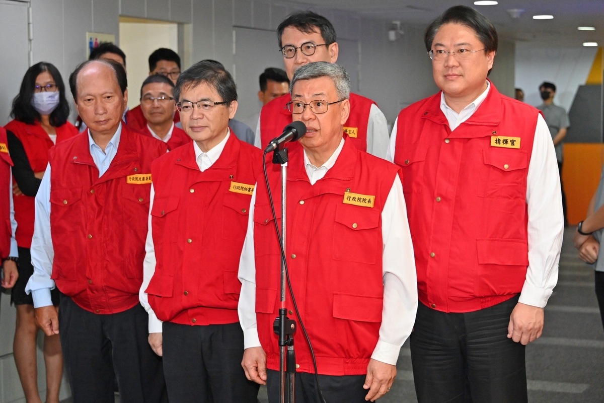 行政院長陳建仁今（25）日視察「中央災害應變中心」前受訪。 圖：行政院提供