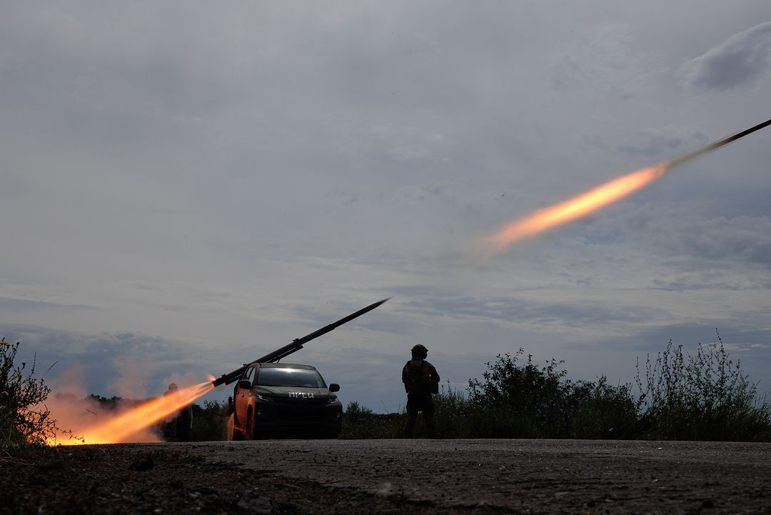 俄烏戰爭，烏軍改裝車輛向俄軍發射火箭砲。 圖：翻攝自澤連斯基官方推特