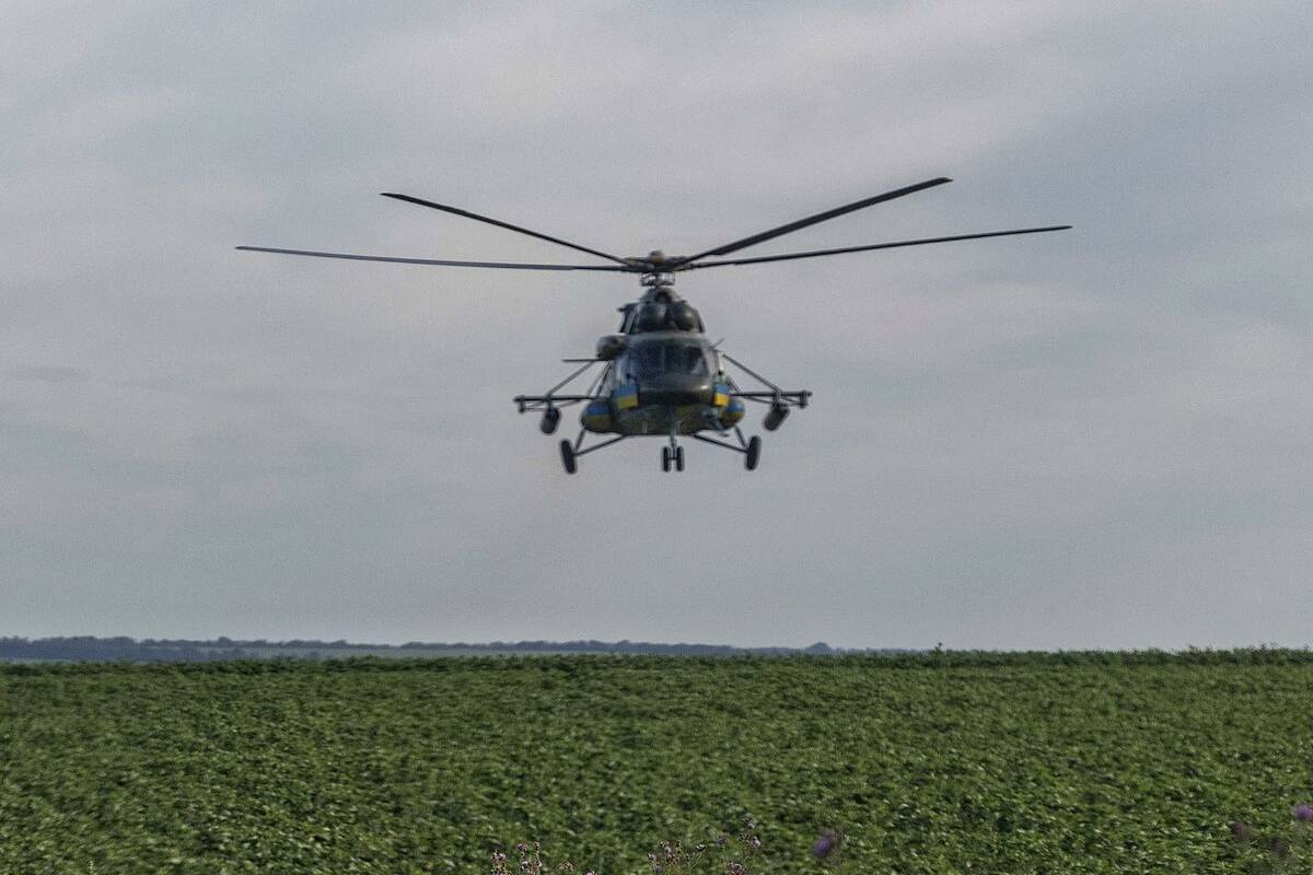 俄烏戰爭，烏軍的直升機飛向戰場。 圖：翻攝自澤連斯基官方推特