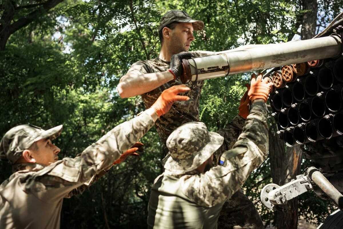 烏軍裝填火箭砲彈藥，準備向俄軍發動攻擊。 圖：翻攝自澤連斯基官方推特