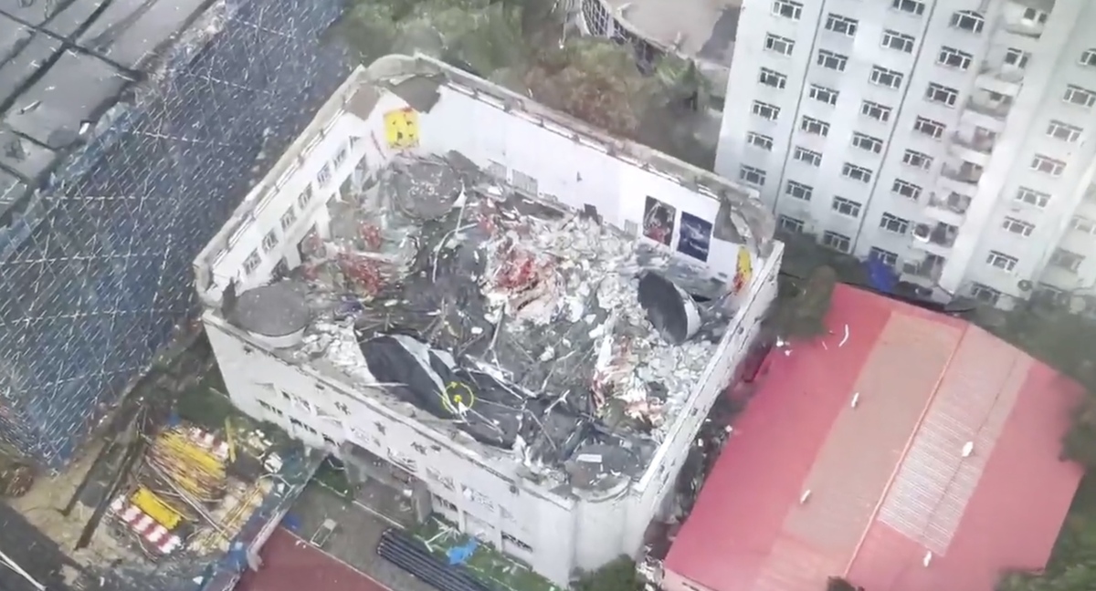 中國黑龍江省齊齊哈爾市第 34 中學體育館 23 日傳出坍塌事故，造成 11 人罹難。 圖：翻攝自推特@whyyoutouzhele