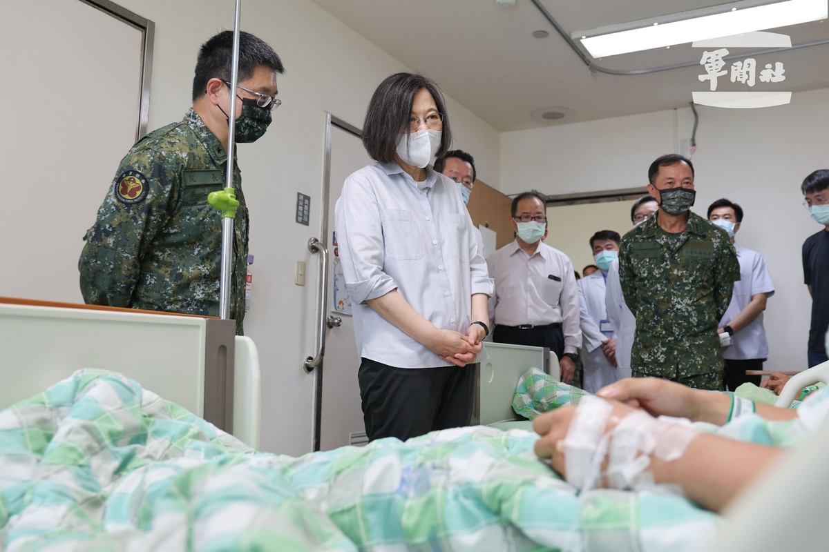 基隆彈藥庫發生爆炸案，9名士官兵受傷，總統蔡英文25日前往三總探視並慰問家屬。 圖：總統府提供