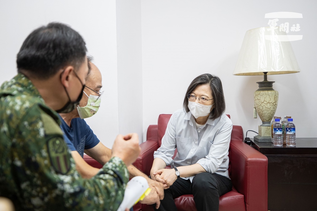 基隆彈藥庫發生爆炸案，9名士官兵受傷，總統蔡英文25日前往三總探視並慰問家屬。 圖：總統府提供
