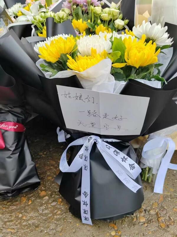 民眾送上的哀悼花束紛紛附上祝福語句，向罹難者表達沈痛哀思。 圖：翻攝自《中國日報》