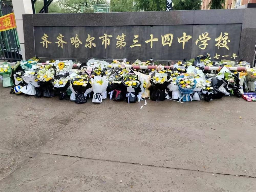 民眾自發性前往齊齊哈爾市第 34 中學門口擺放花束，並附上祝福卡片，望罹難者安息。 圖：翻攝自《中國日報》