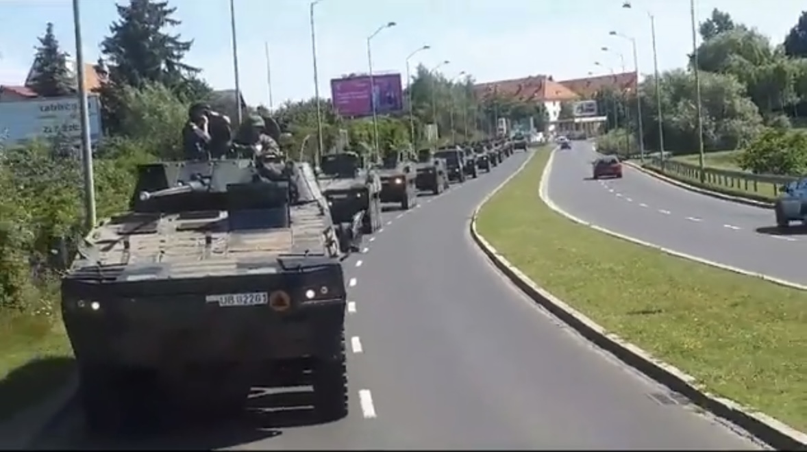 一支由大約 200 件裝備（包括 KTO Rosomak 8x8 輪式裝甲車）組成的波蘭陸軍車隊正駛向波蘭 - 白俄羅斯的邊境。 圖：翻攝自推特帳號「@IntelCrab」