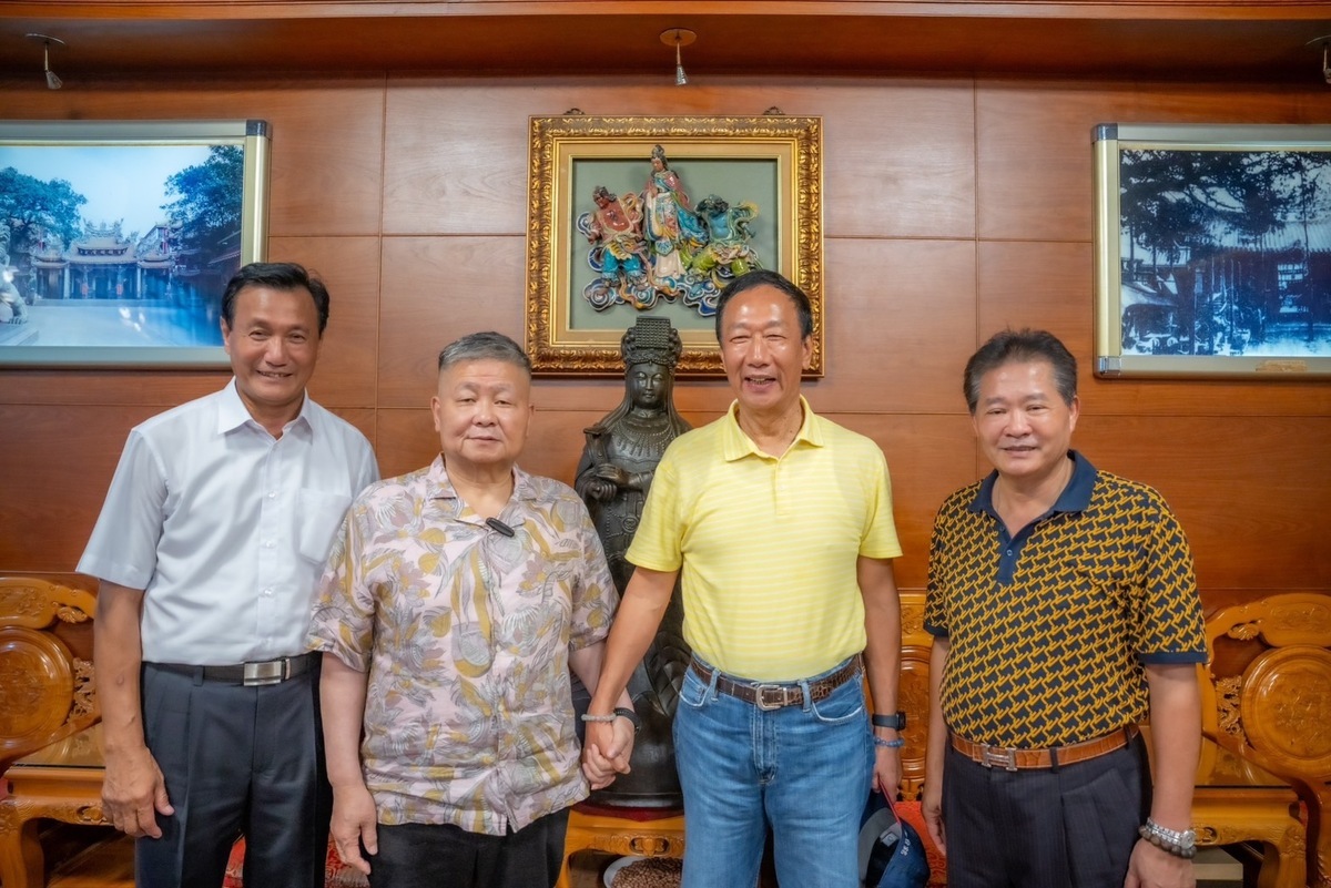 鴻海創辦人郭台銘拜訪大甲鎮瀾宮董事長顏清標。 圖：郭台銘辦公室/提供