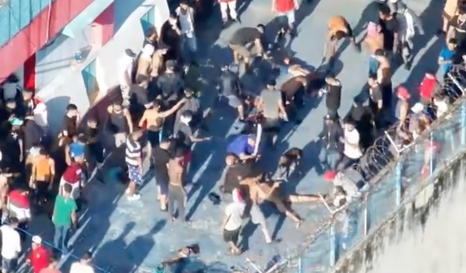 厄瓜多全國多處監獄近日爆發多起動亂事件，除導致多人死亡外，更傳發生管理員反遭囚犯關押的事件，當局遂下令兩個省進入緊急狀態。 圖：擷取自推特@crareality