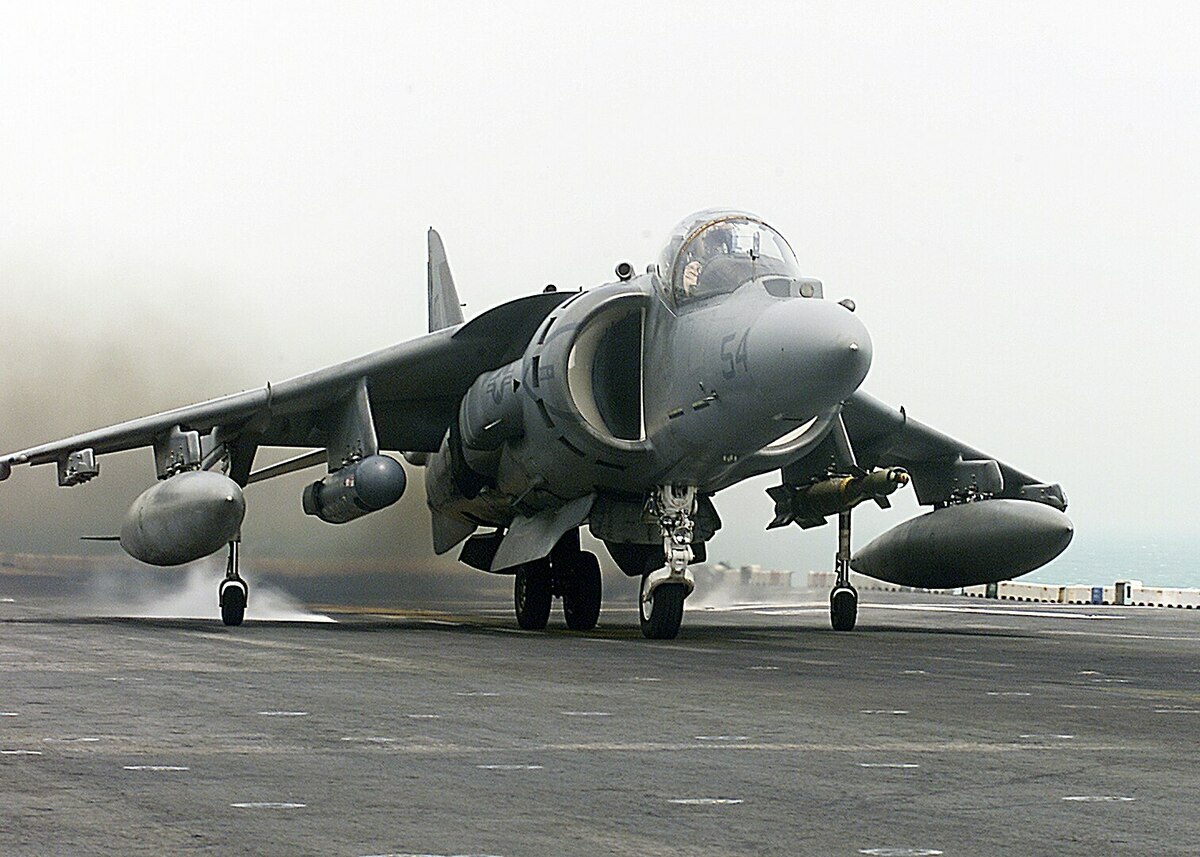 AV-8 II 獵鷹 II 式戰鬥機，其具備垂直起降能力。 圖：翻攝自維基百科