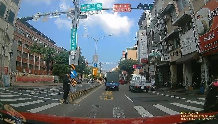 台南市一車輛在綠燈直行的情況下，只因斑馬線上的分隔島旁站了一名行人，就吃下了6000元罰單 圖:翻攝自Mobile01