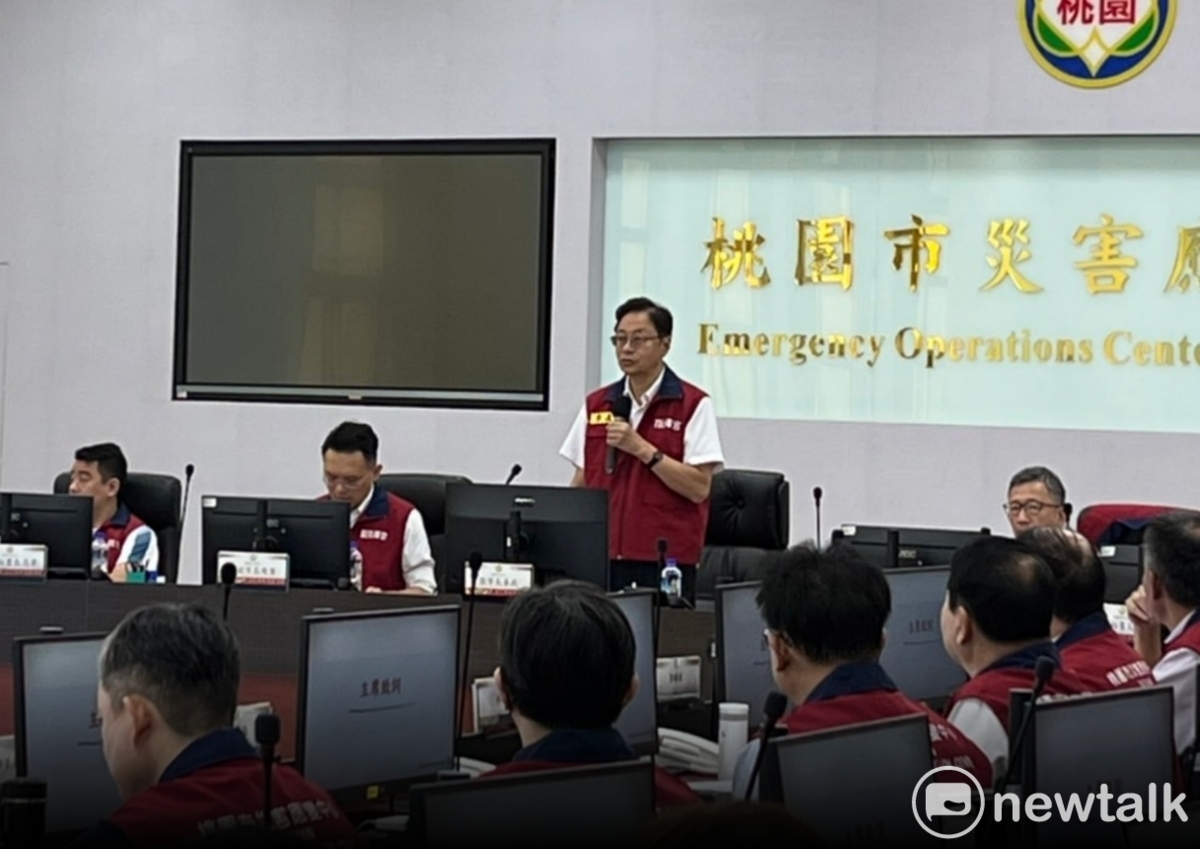 張善政要求各局處加強道路清淤，若遇淹水狀況，先行動、再呈報，不要慢半拍。 圖：林昀真/攝