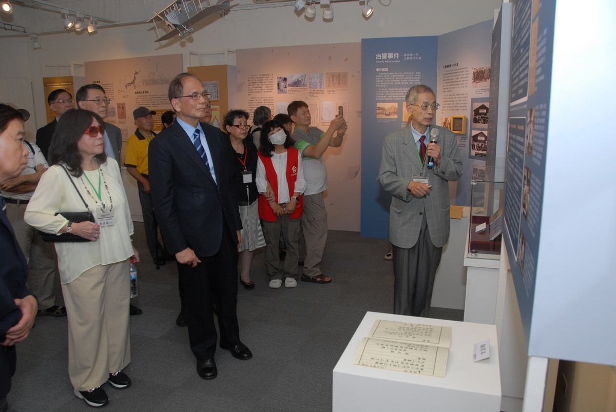立法院長游錫堃在展覽會場參觀。 立法院/提供