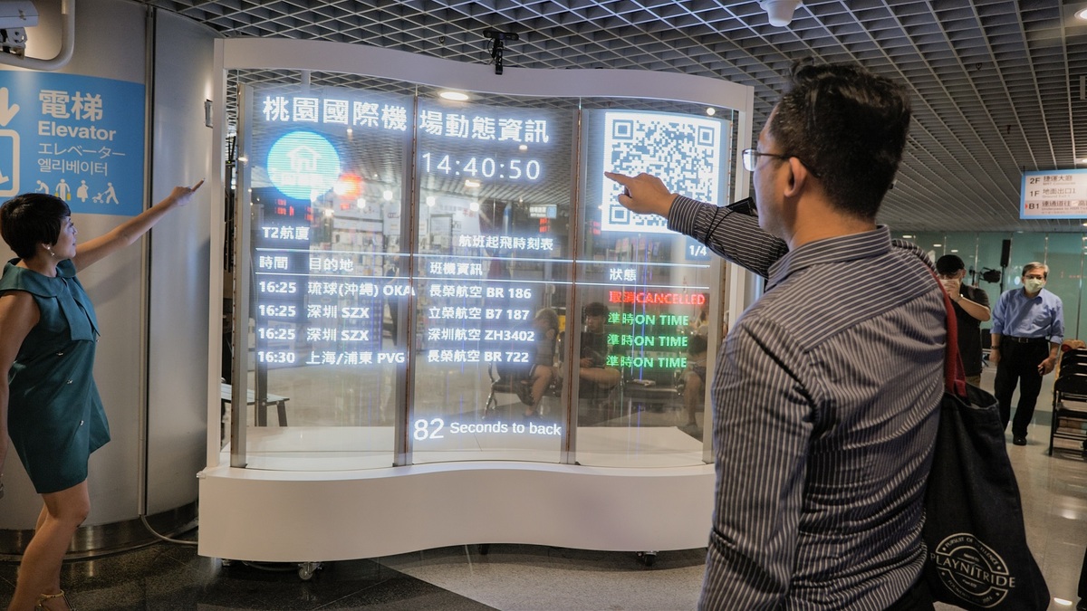 乘客使用S型透明顯示屏風查詢資訊。 英特盛科技/提供