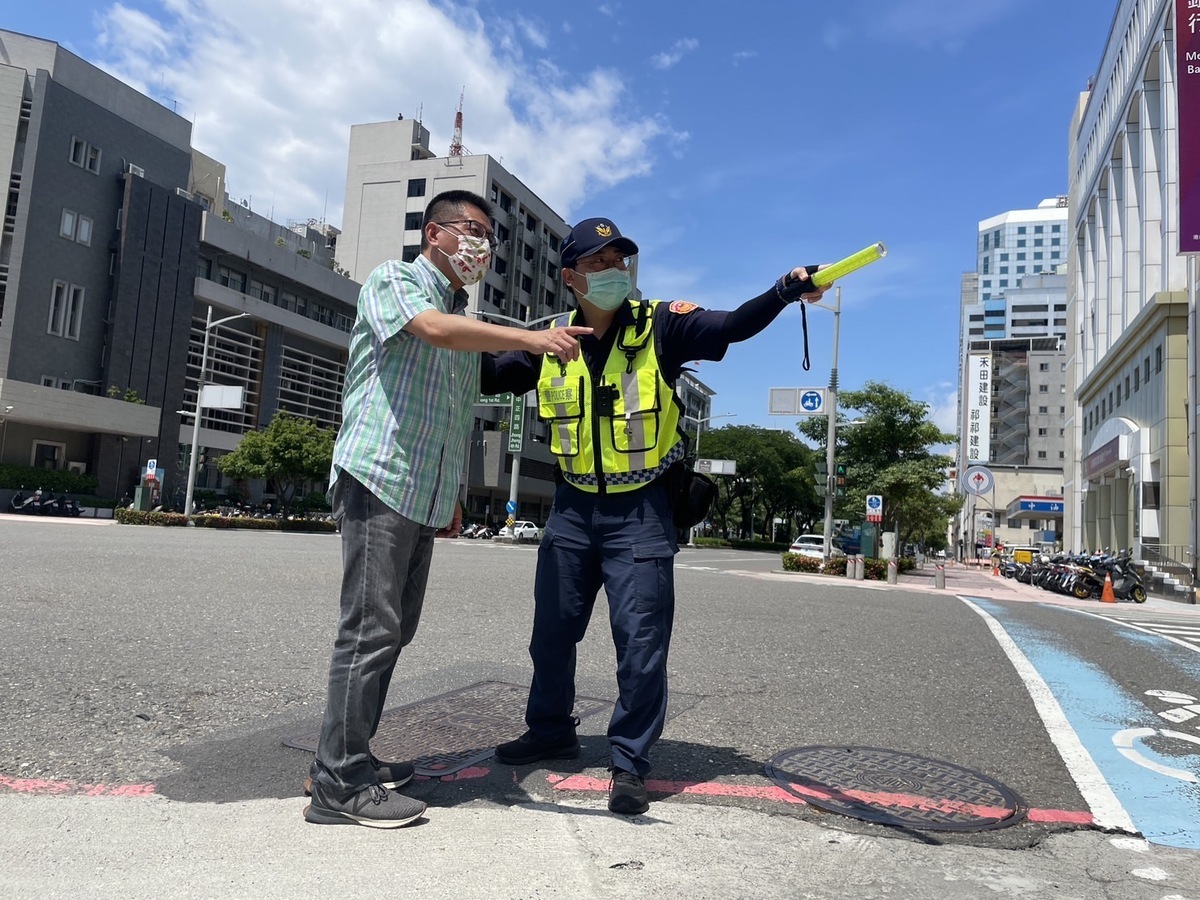 警察指揮民眾疏散避難。 圖：高雄市警察局提供