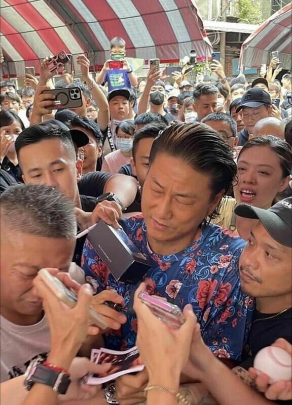 日前他現身南港的車迷聚會，在場粉絲的行為竟引發爭議。 圖：翻攝自FB/Chester Car