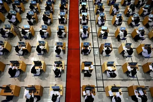 為了考上好大學，許多家長不惜花費重金將學生送往偏遠省份參加高考，讓學生成為「高考移民」。 圖：翻攝自每日人物騰訊網