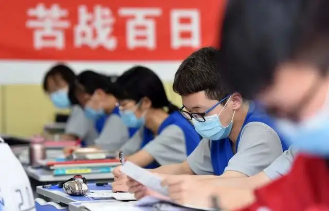 中國學生為了高考而努力讀書。 圖：翻攝自每日人物騰訊網