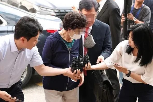 今年 7 月 21 日，前往法院受審的崔恩順還一臉自信，戴著珍珠項鏈、打扮得體，在大量媒體記者的圍堵中，快步走進京畿道議政府市地方法院。 圖：翻攝自騰訊網