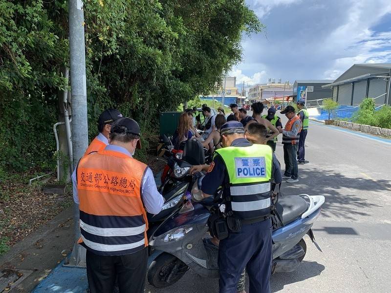 屏縣府警察加強取締琉球鄉漁港區周邊道路違規停車。 圖：屏東縣政府提供
