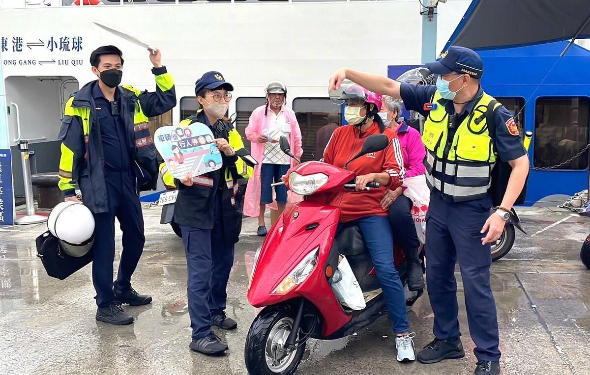 屏縣府警察局加重宣傳交通規則。 圖：屏東縣政府提供