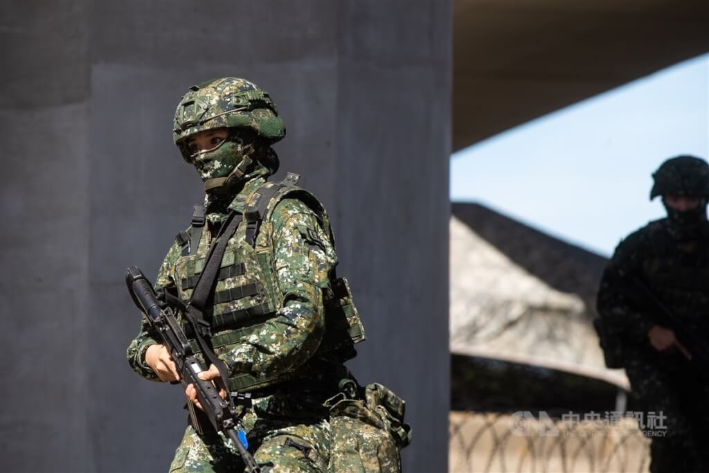 國軍漢光39號實兵演習25日進入第二天，官兵於八里海灘旁臨港大道執行進入陣地演練。 圖：中央社