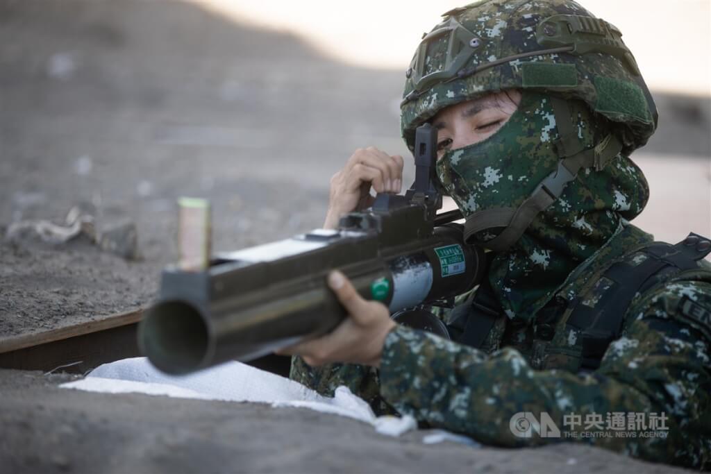 國軍漢光39號實兵演習25日進入第2天，女性官兵手持66火箭彈，模擬射擊欲自新北八里海灘進犯的敵軍。 圖：中央社