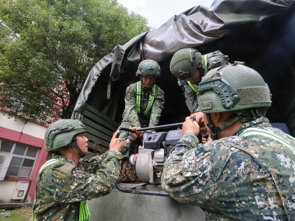 國軍第四作戰區已編組了1160名官兵，並備妥了各種裝備，如3.5噸載重車、抽水機、AAV-7和膠舟等共計73輛各型車輛和機具，隨時待命以支援災害應變工作。 圖：軍聞社提供