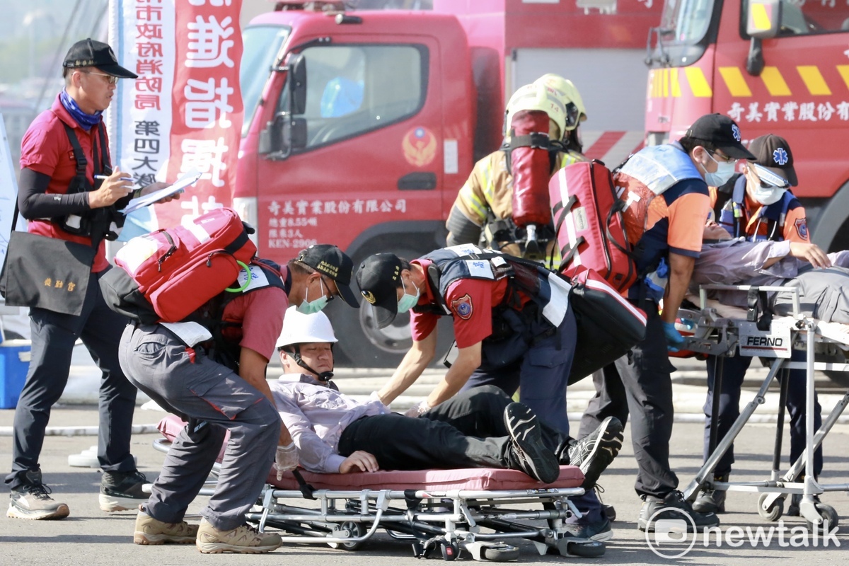 台南市同步辦理漢光39號、民安9號及萬安46號三大演習，結合市府團隊、民間組織與國軍單位，超過1300人投入演練，演習包括各類災情搶救及戰時相關因應，過程緊湊且逼真。 圖：台南市政府提供