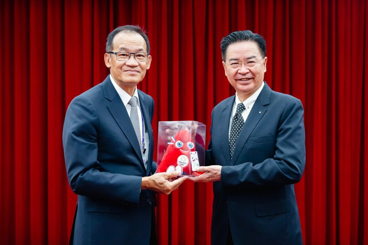 「世界台灣商會聯合總會」第29屆總會長黃行德（左）致贈巴黎奧運吉祥物娃娃給外交部長吳釗燮。 圖：外交部/提供