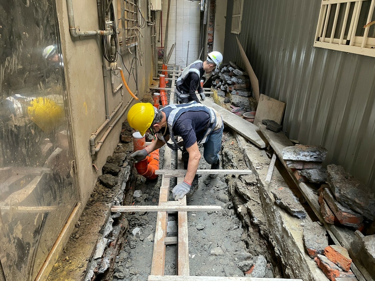 污水下水道接管工程施工中。 圖：新北市政府水利局/提供