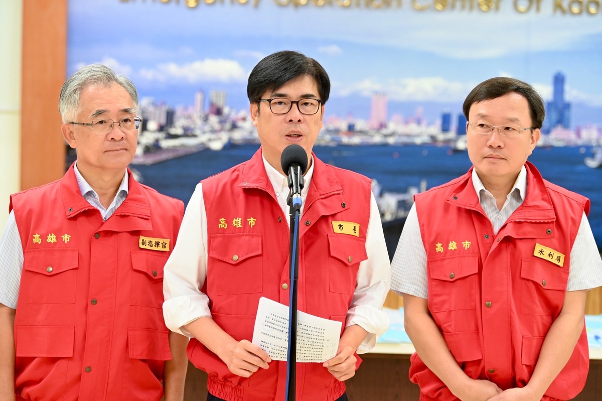 陳其邁(中)指示水利局注意土石流警戒發布狀況。 圖：高雄市政府提供