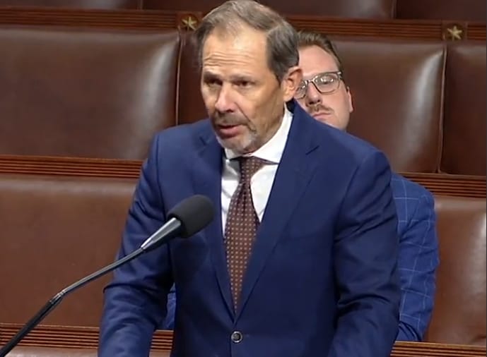 美國眾議員匡希恆（John Curtis）在推特發布相關影片，表示今天以口頭表決方式，通過「台灣國際團結法案」。 圖：截取自John Curtis推特