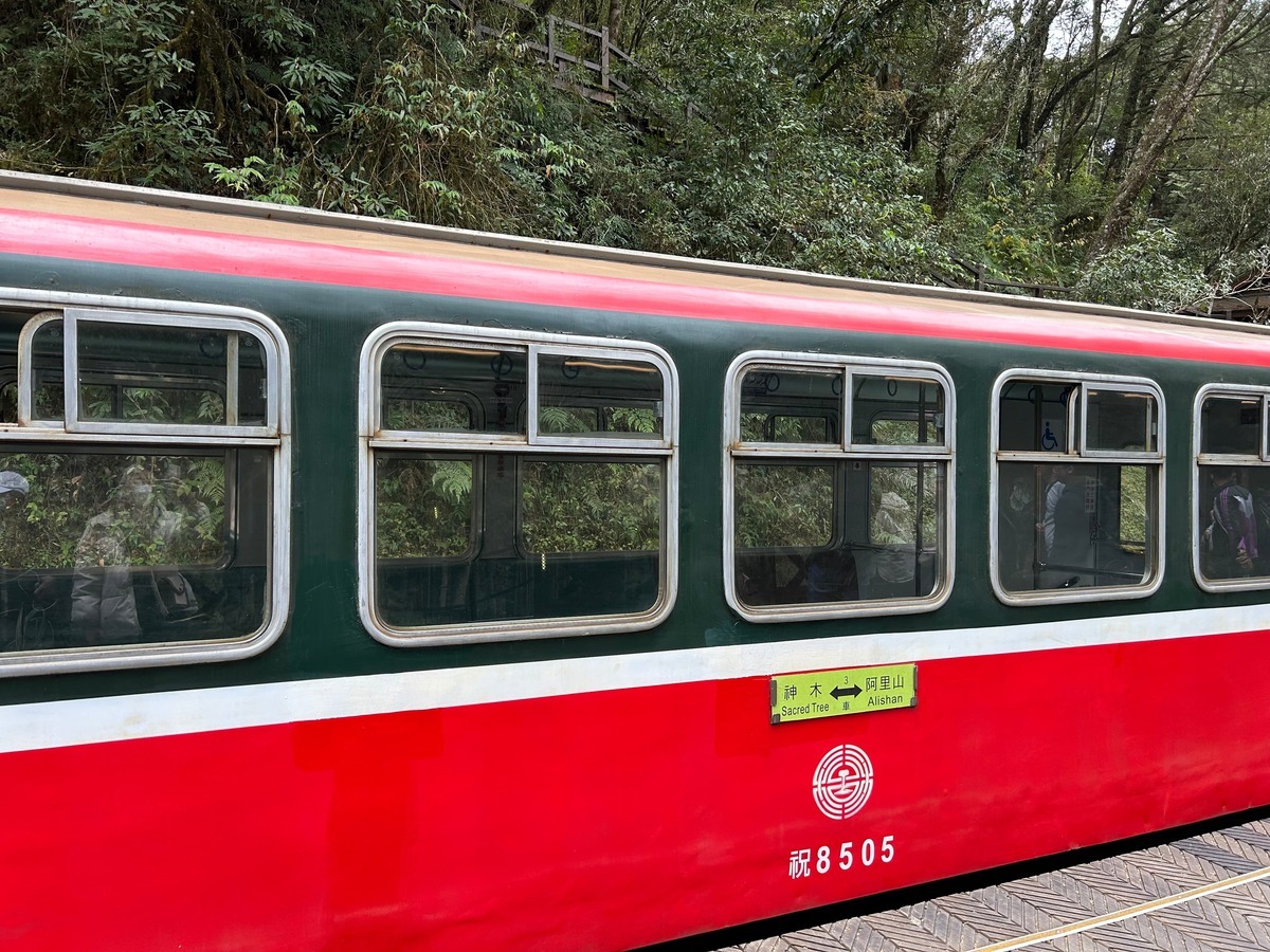 阿里山林業鐵路載運鋼軌一列工程列車，在8日下午開進奮起湖車站時，第2、3節突出軌。（林鐵示意圖） 圖：林岑韋／攝