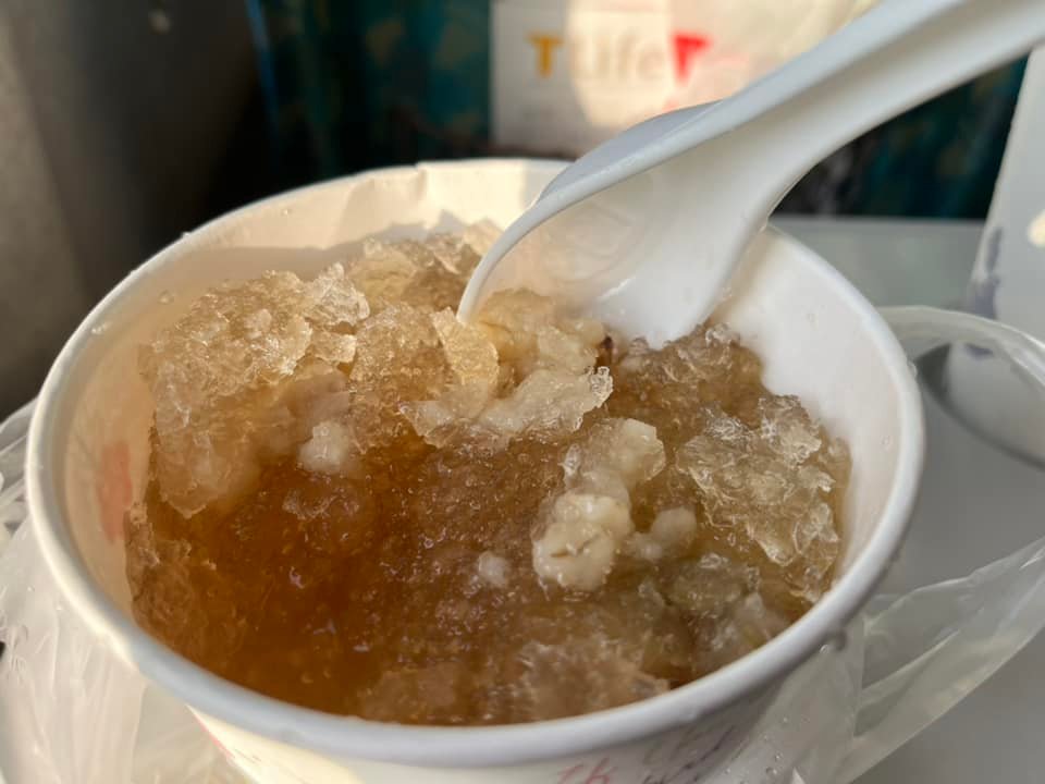 食藥署今公布112年371家業者現場調製飲品及冰品業者稽查專案，發現有6家業者的飲品及冰品不符合微生物衛生標準。（圖為冰品示意) 圖：曾郡秋／攝影