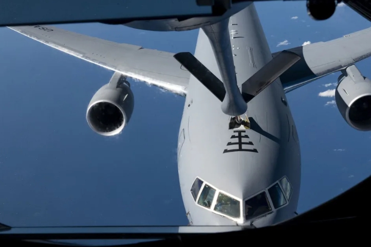 美軍近期才結束了「機動衛士 23」軍演。圖為美空軍新銳加油機 KC-46A 參與「機動衛士23」聯演，並接受KC-135空中加油，象徵世代交替。  圖 : 翻攝自 DVIDS 網站
