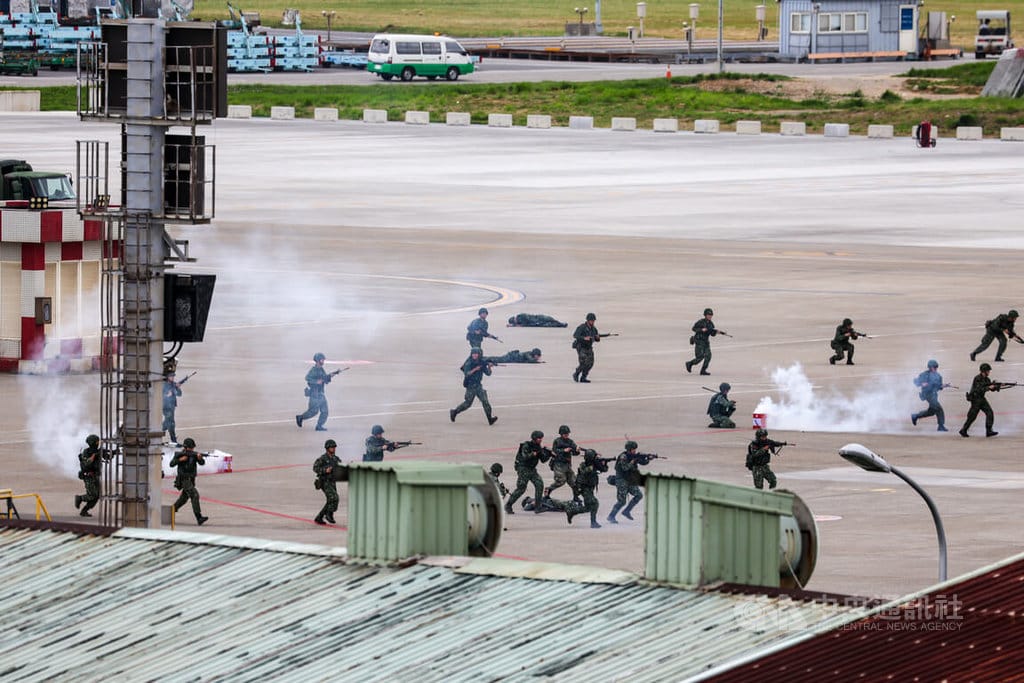 國軍漢光39號實兵演習26日在桃園國際機場舉行反空機降操演，模擬攻擊軍（紅軍）入侵桃園機場，我方地面部隊出動反擊。 圖：中央社