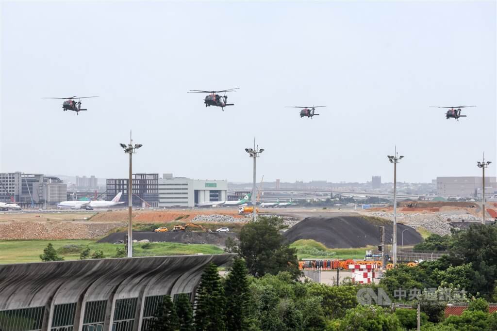 國軍漢光39號實兵演習26日在桃園國際機場舉行反空機降操演，4架次UH-60M黑鷹直升機飛抵，模擬攻擊軍（紅軍）自直升機垂降，守軍（藍軍）模擬對紅軍射擊。 圖：中央社