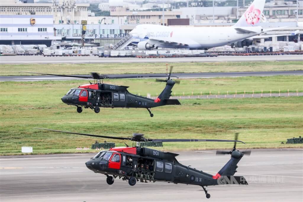 國軍漢光39號實兵演習26日在桃園國際機場舉行反空機降操演，模擬UH-60M黑鷹直升機（前）飛抵，攻擊軍（紅軍）自直升機垂降。 圖：中央社