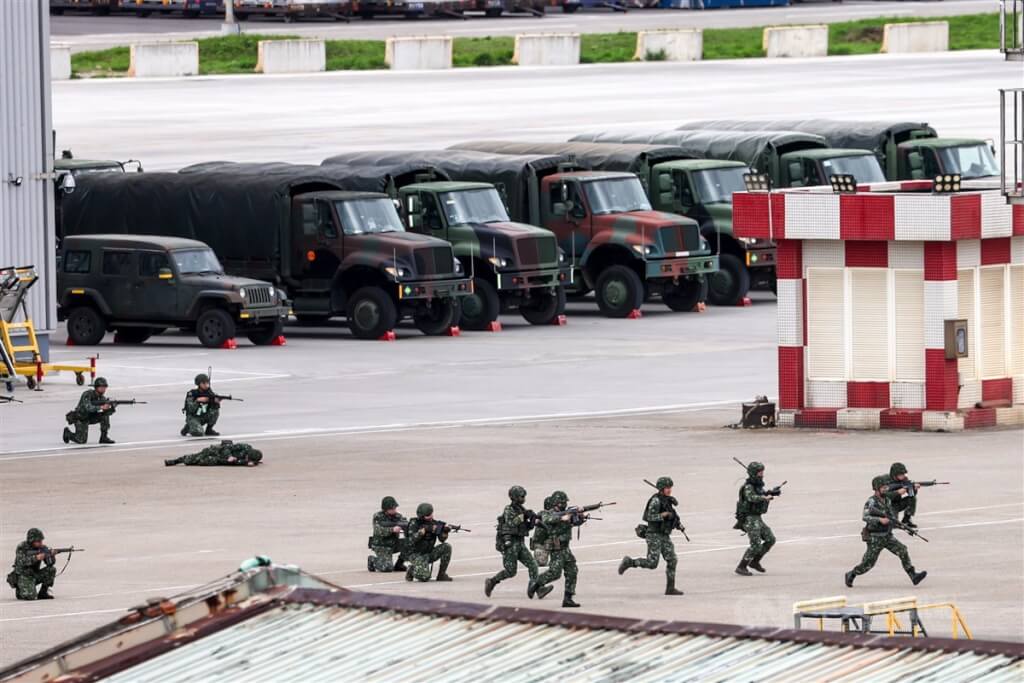國軍漢光39號實兵演習26日桃園國際機場展開反空機降操演，模擬實施攻擊軍（紅軍）入侵桃園機場，與守軍（藍軍）對抗演練。圖為我方地面部隊快步出動反擊。 圖：中央社