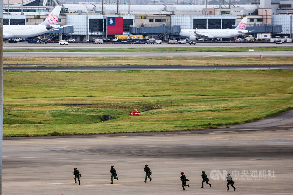 國軍漢光39號實兵演習26日進入第3天，在桃園國際機場展開反空機降操演，由陸軍航特部等部隊擔任攻擊軍（紅軍），模擬入侵桃園機場。 圖：中央社