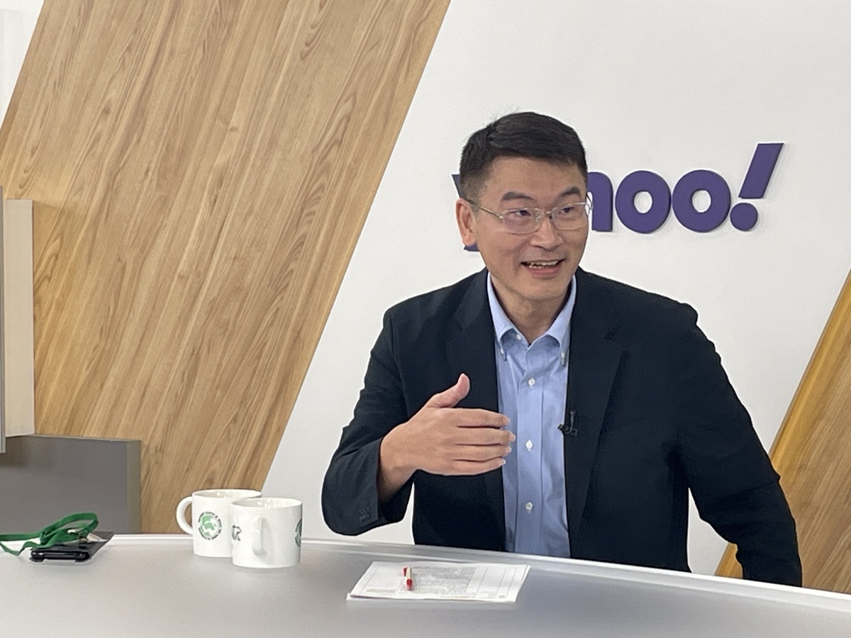 大陸委員會副主委梁文傑今（26）天持受王時齊主持的YahooTV《齊有此理》專訪。 圖：YahooTV《齊有此理》提供